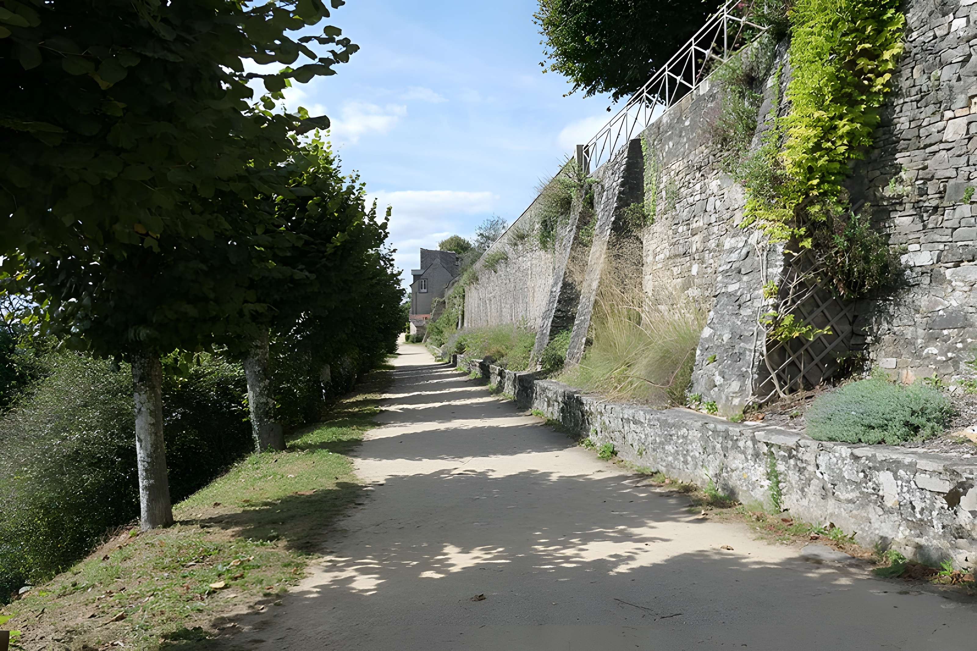 Remparts de Sainte-Suzanne