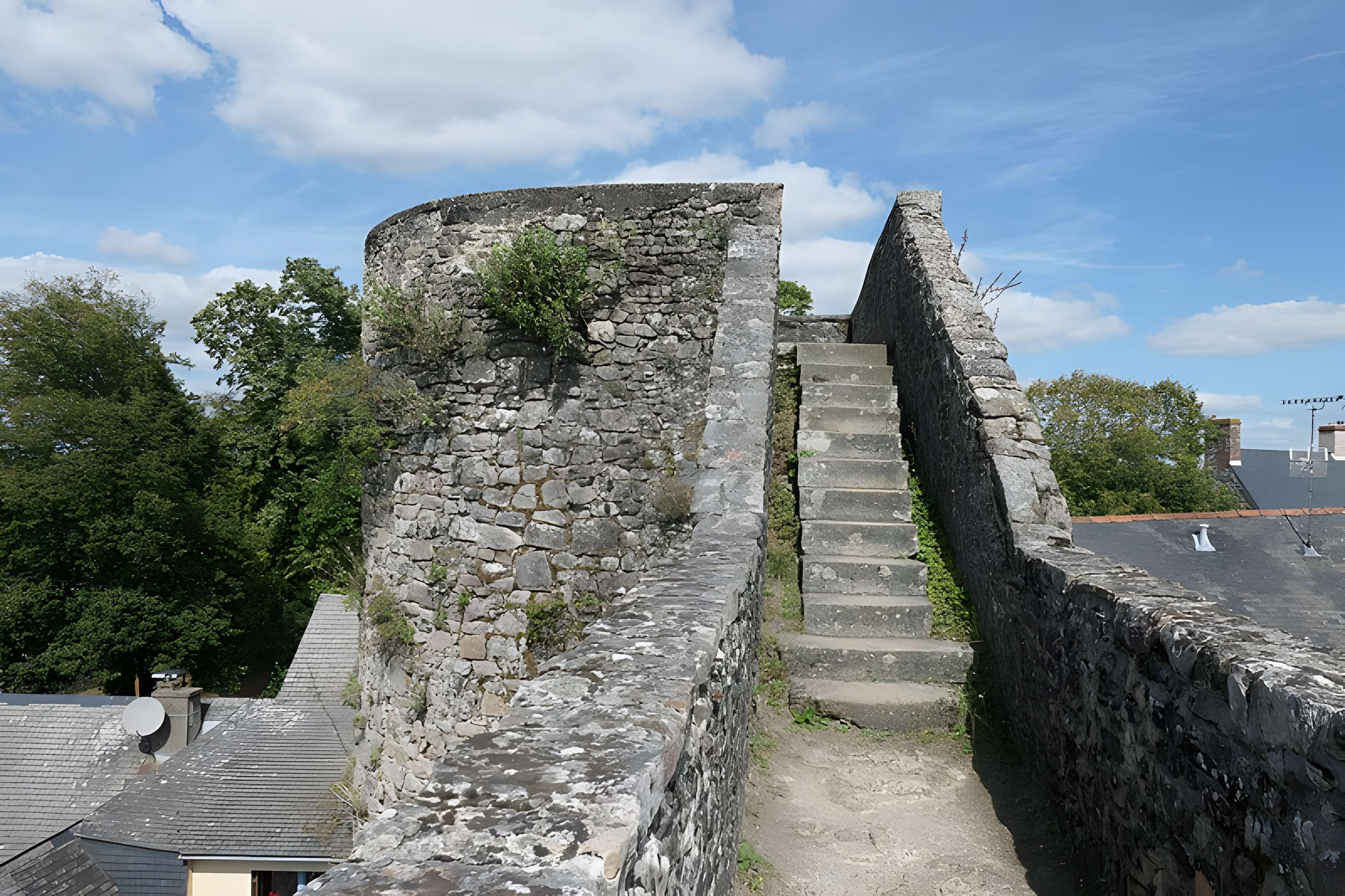 Remparts de Sainte-Suzanne