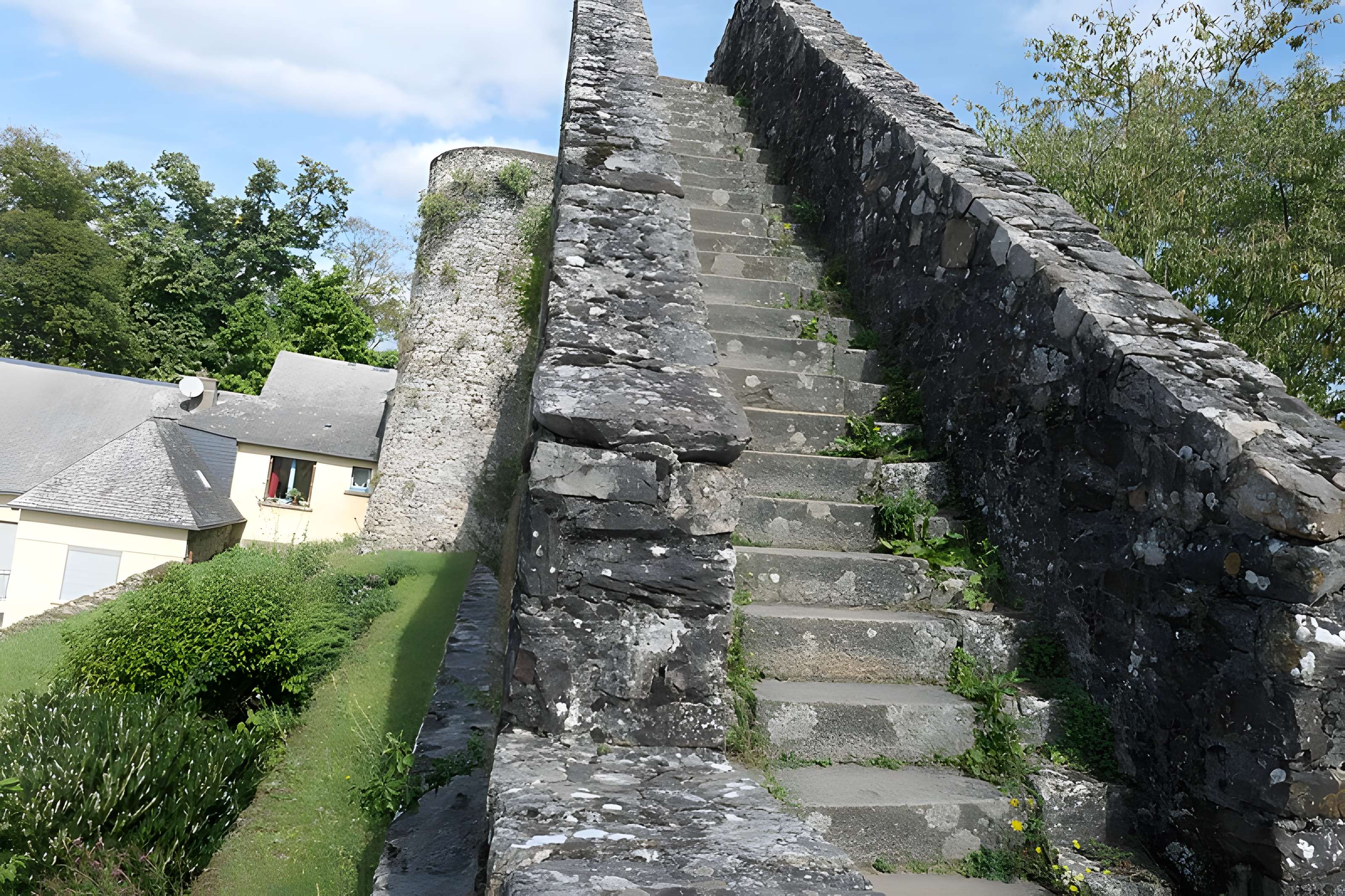Remparts de Sainte-Suzanne