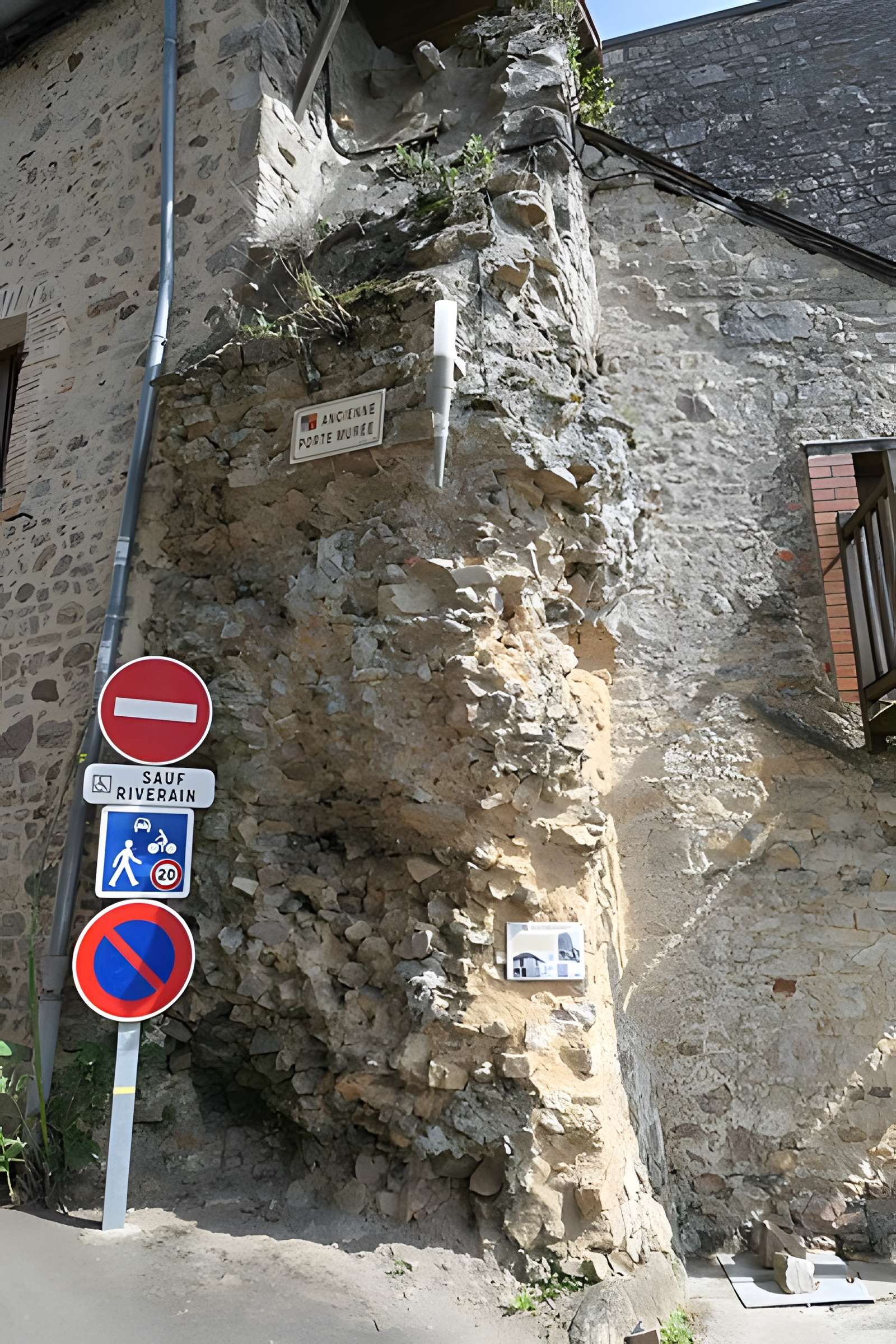 Remparts de Sainte-Suzanne
