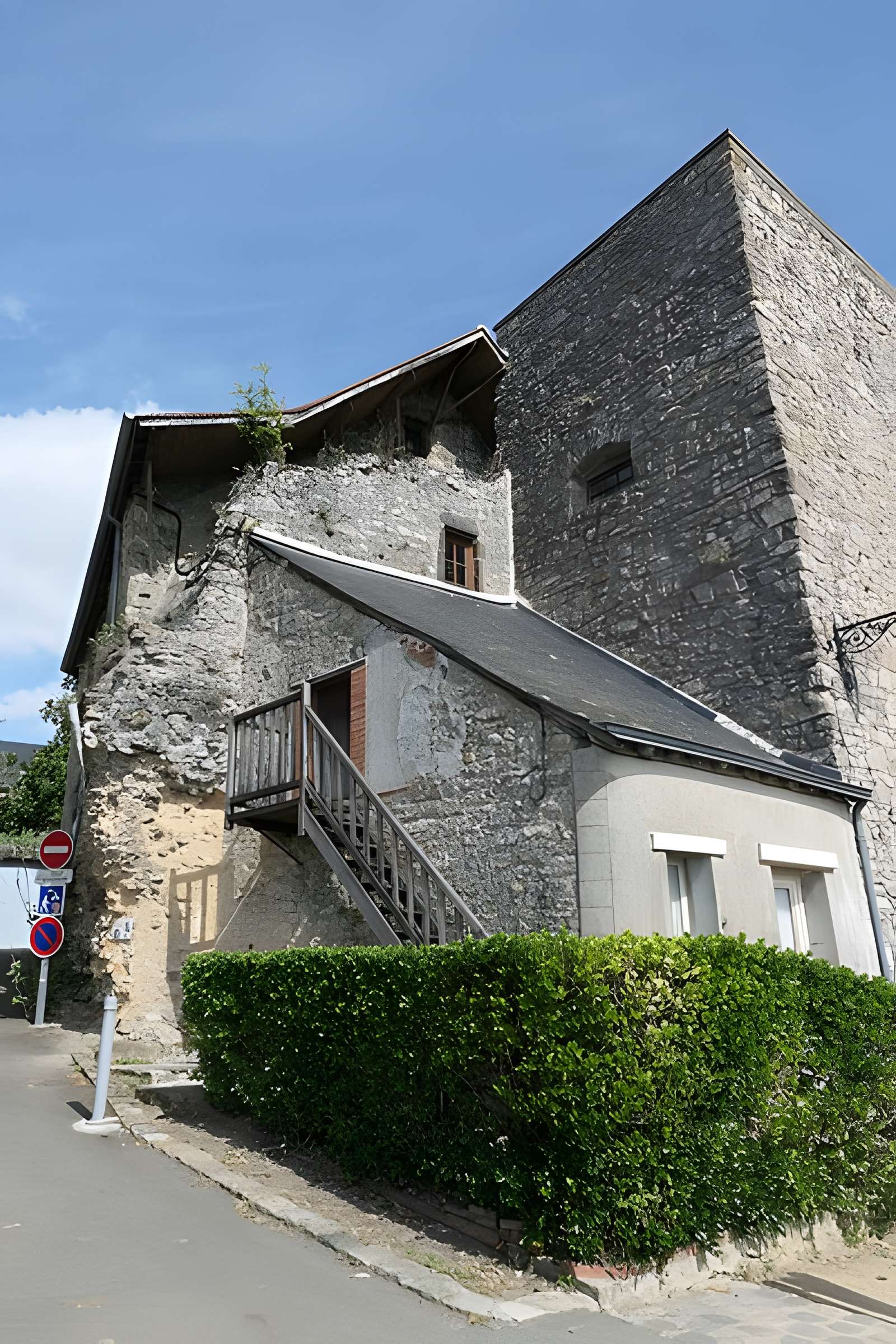 Remparts de Sainte-Suzanne