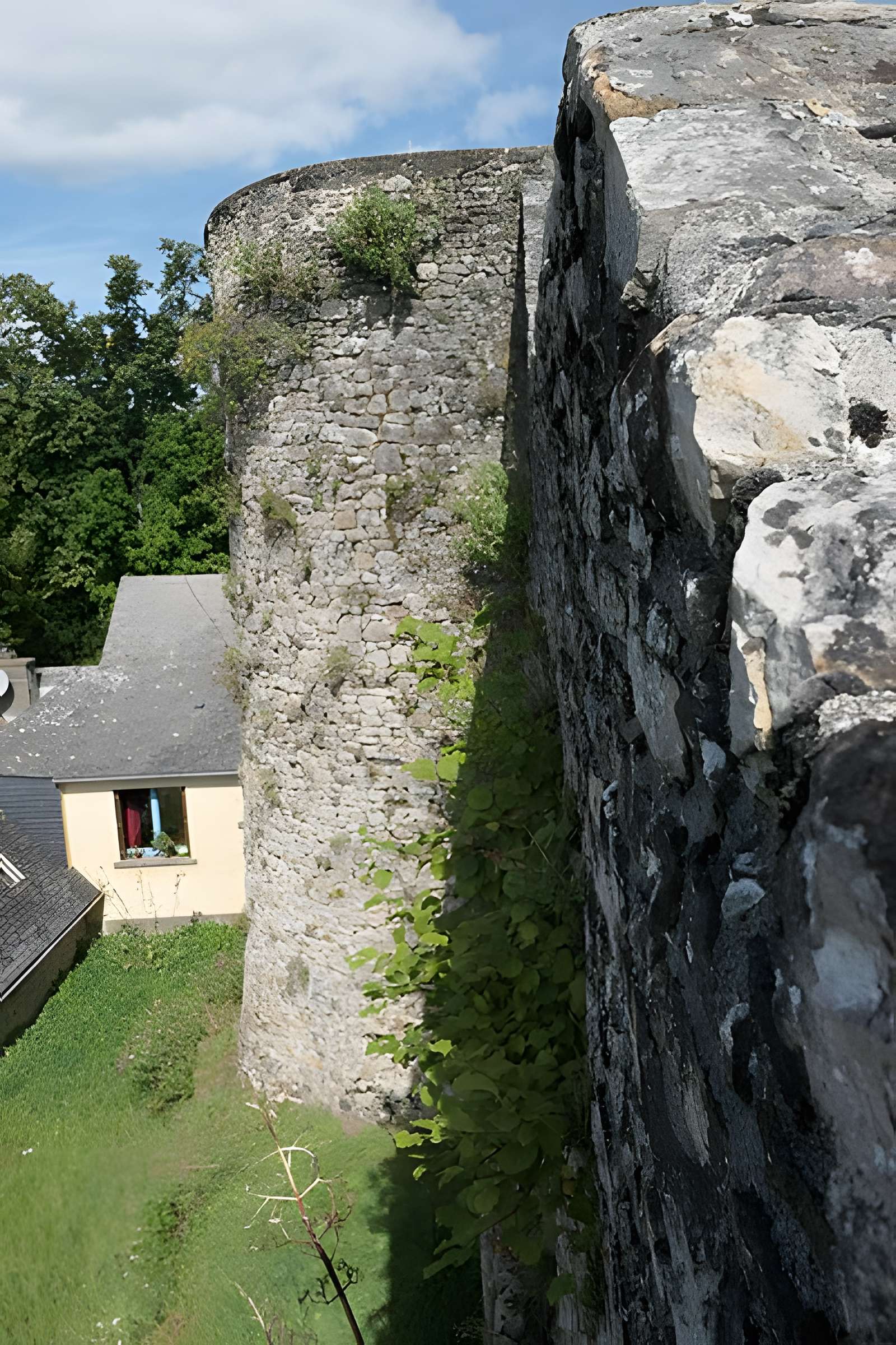 Remparts de Sainte-Suzanne