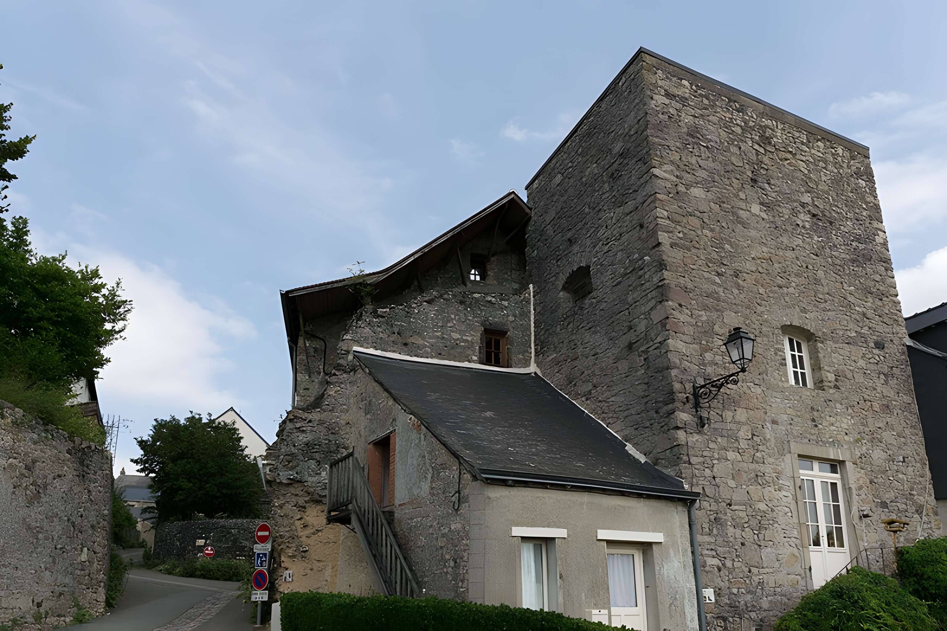 Remparts de Sainte-Suzanne