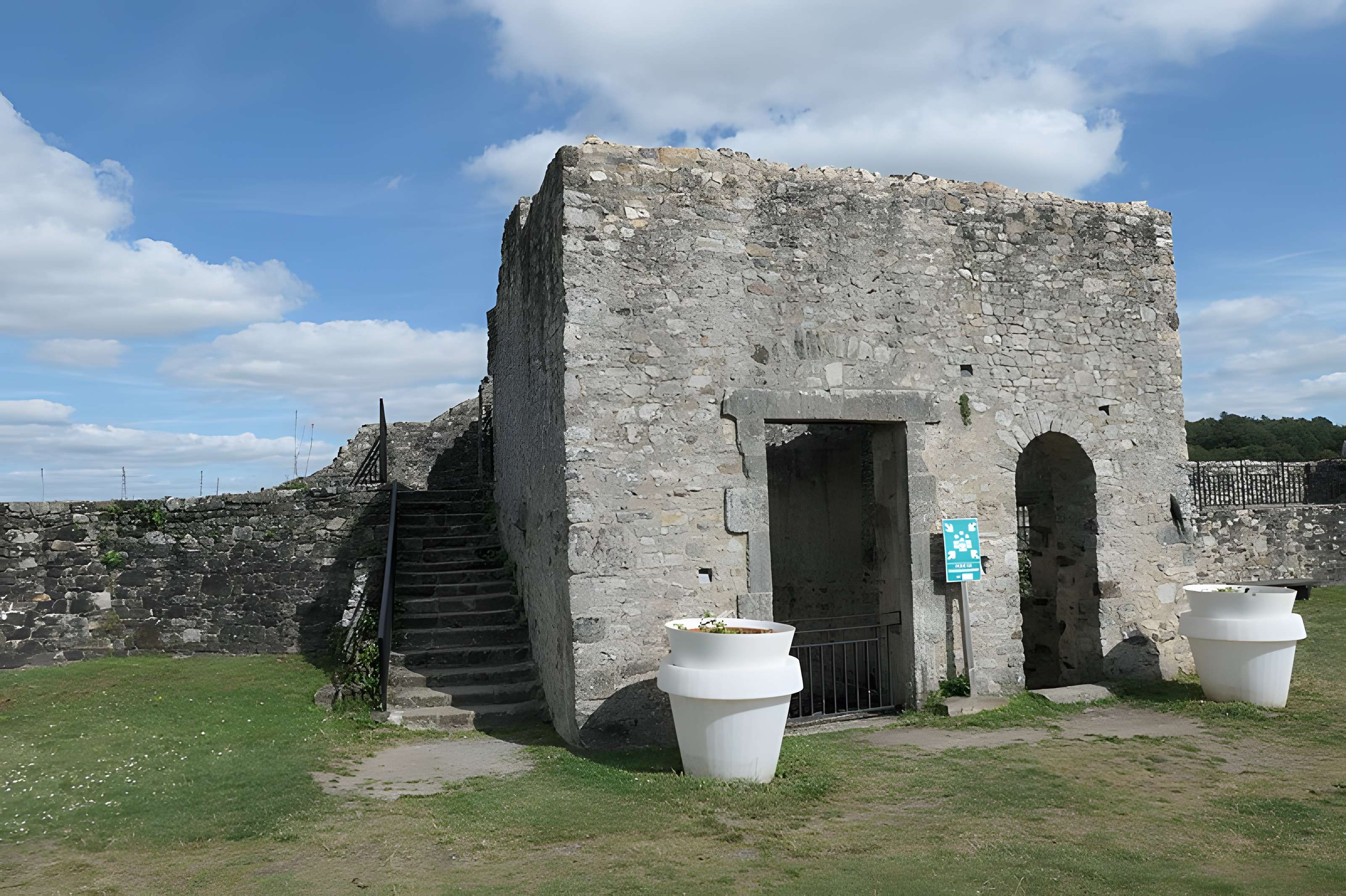 Remparts de Sainte-Suzanne