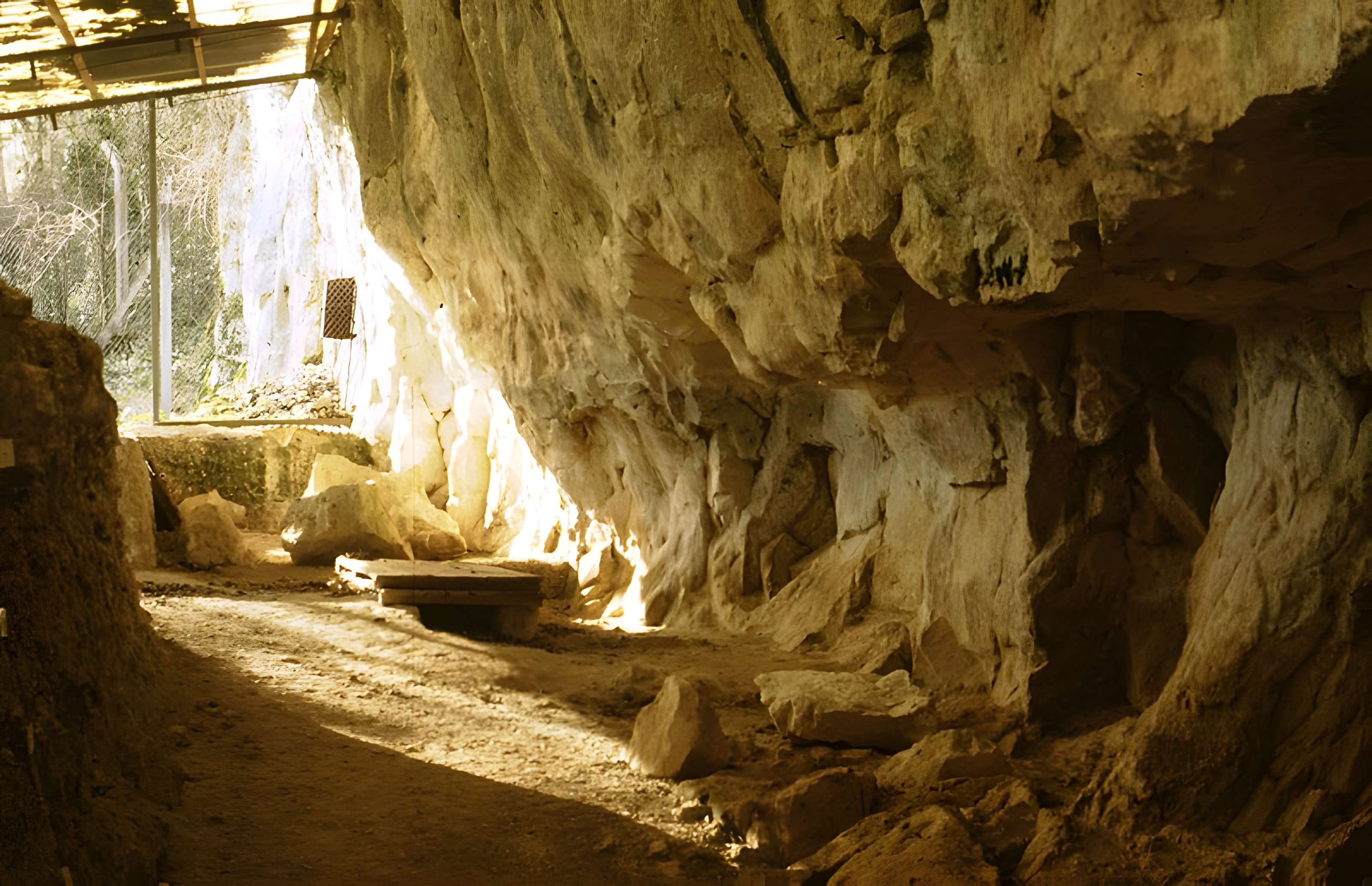 Roc-aux-Sorciers d'Angles-sur-l'Anglin