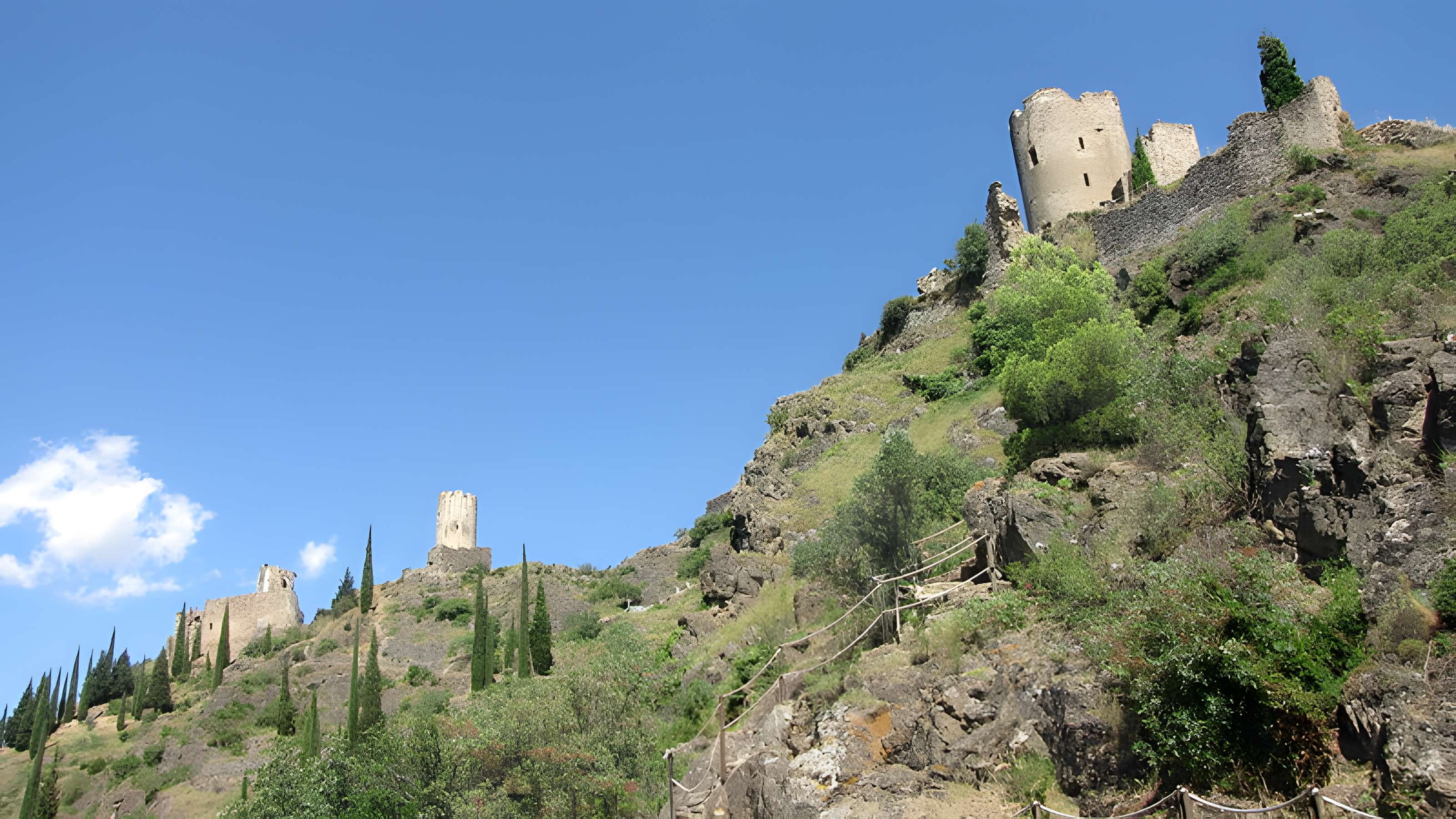 Ruines des quatre châteaux de Lastours