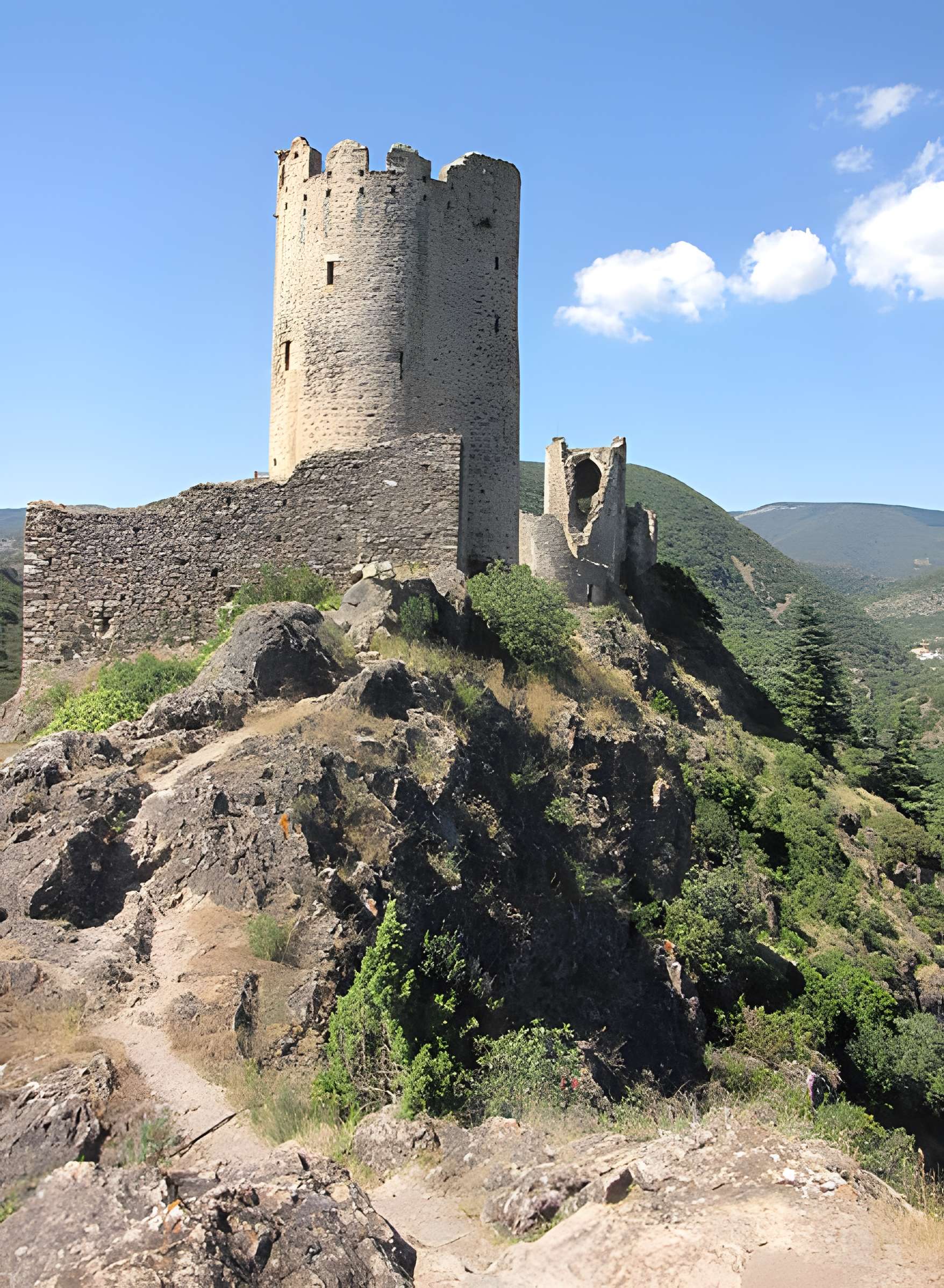 Ruines des quatre châteaux de Lastours