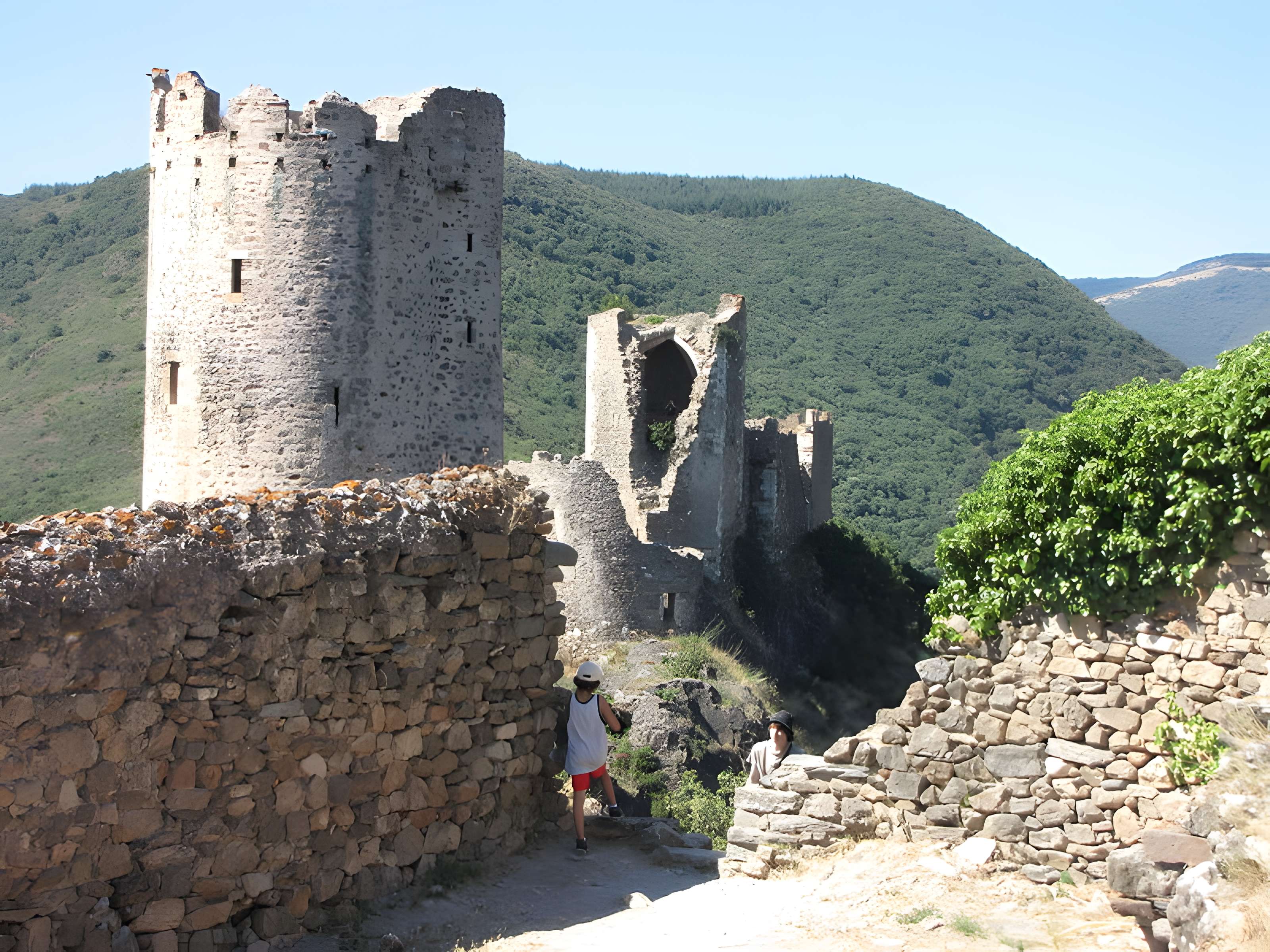 Ruines des quatre châteaux de Lastours