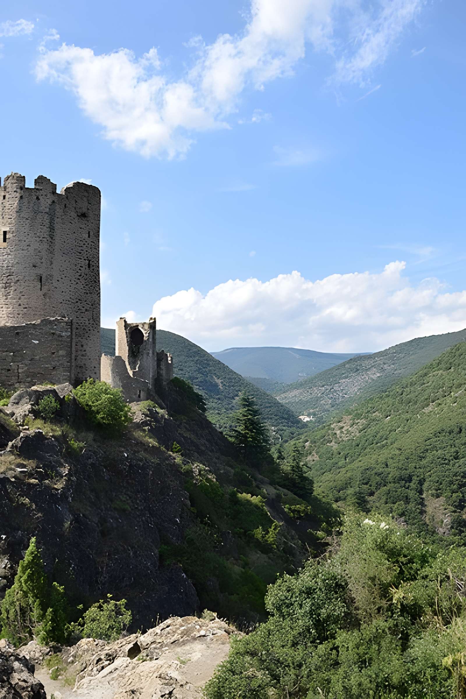 Ruines des quatre châteaux de Lastours