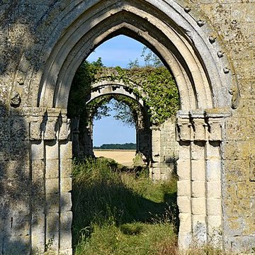 Ruines de la chapelle romane de Champlieu à Orrouy 