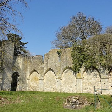 Ruines de la chapelle romane de Champlieu à Orrouy 