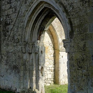 Ruines de la chapelle romane de Champlieu à Orrouy 