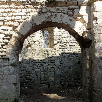 Ruines de la chapelle romane de Champlieu à Orrouy 