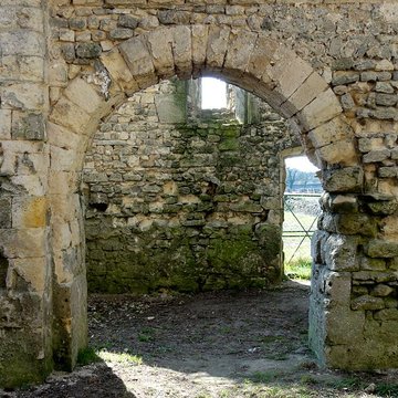 Ruines de la chapelle romane de Champlieu à Orrouy 