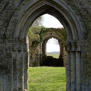 Ruines de la chapelle romane de Champlieu à Orrouy 