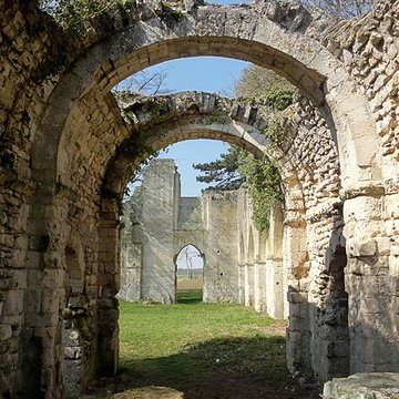 Ruines de la chapelle romane de Champlieu à Orrouy 