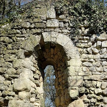 Ruines de la chapelle romane de Champlieu à Orrouy 