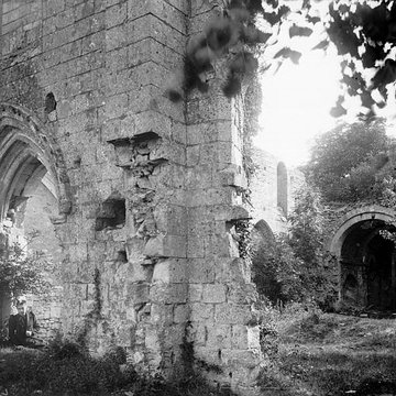 Ruines de la chapelle romane de Champlieu à Orrouy 