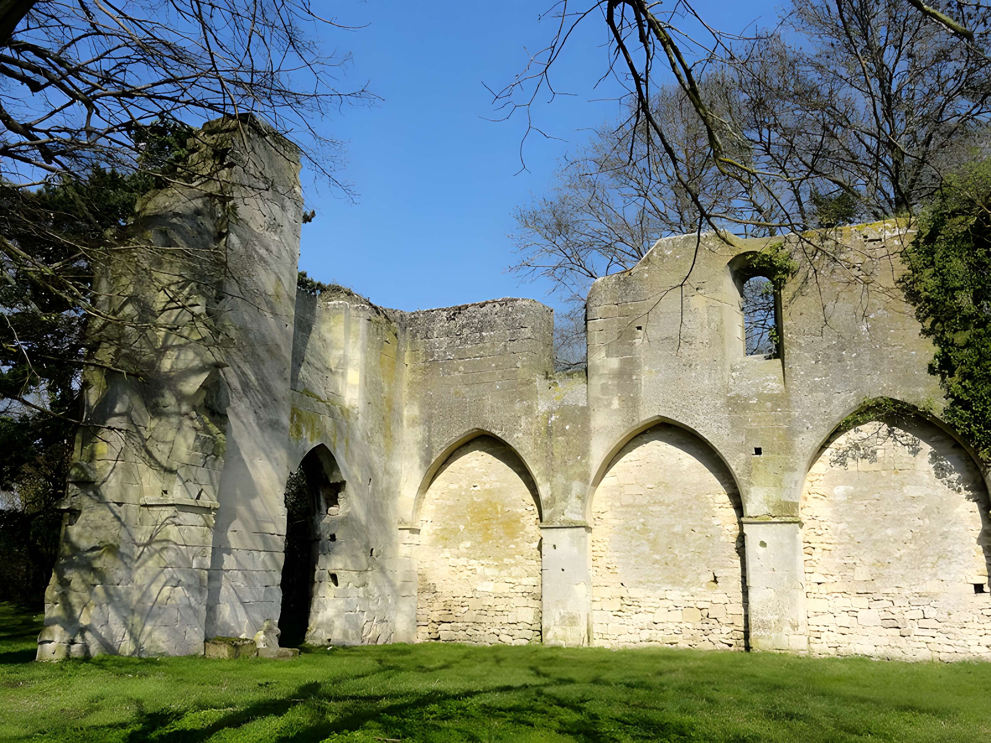 Ruines de la chapelle romane de Champlieu à Orrouy 