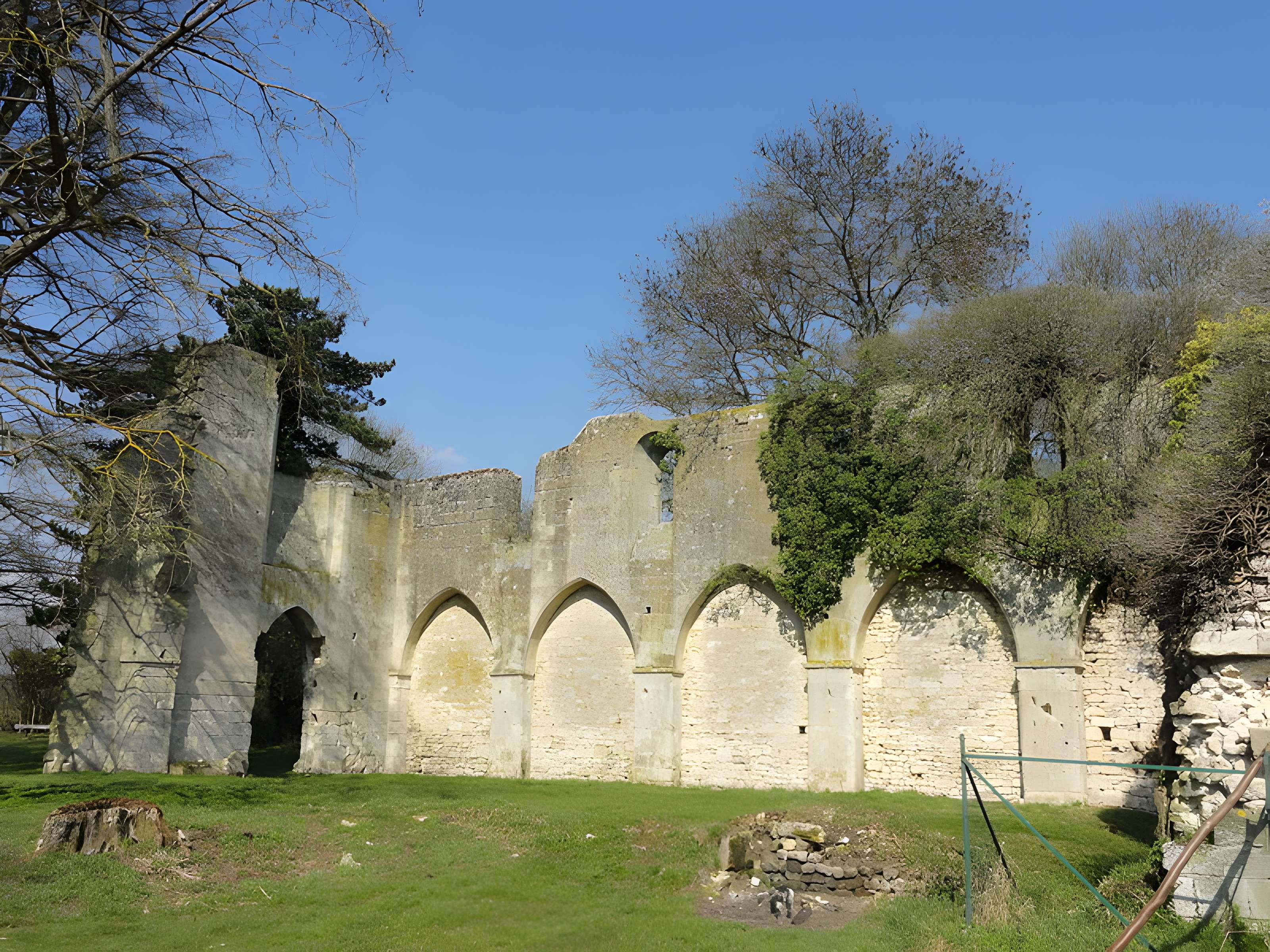 Ruines de la chapelle romane de Champlieu à Orrouy 