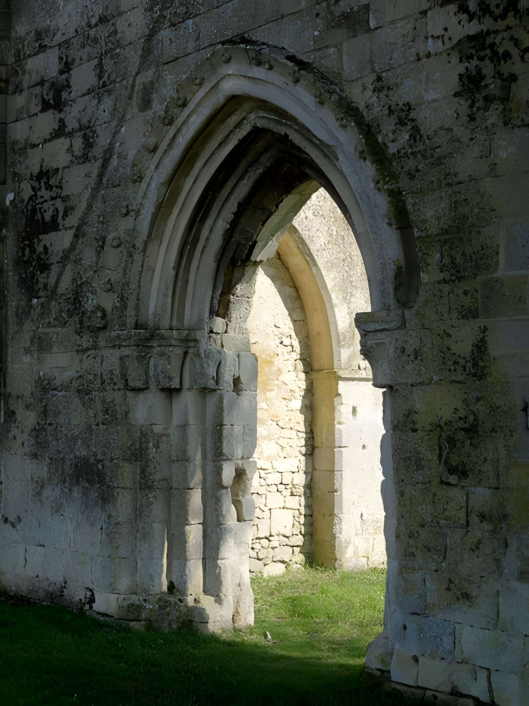Ruines de la chapelle romane de Champlieu à Orrouy 
