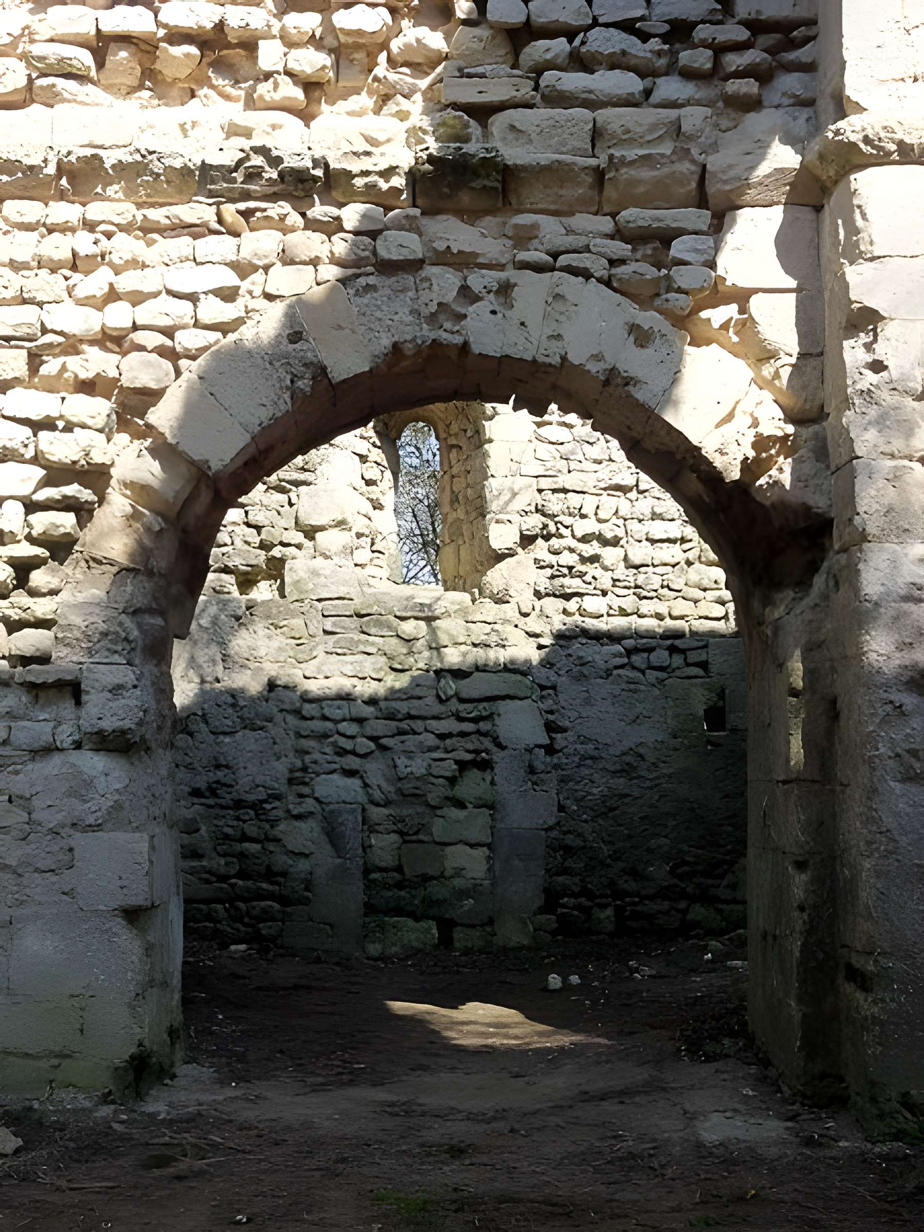 Ruines de la chapelle romane de Champlieu à Orrouy 