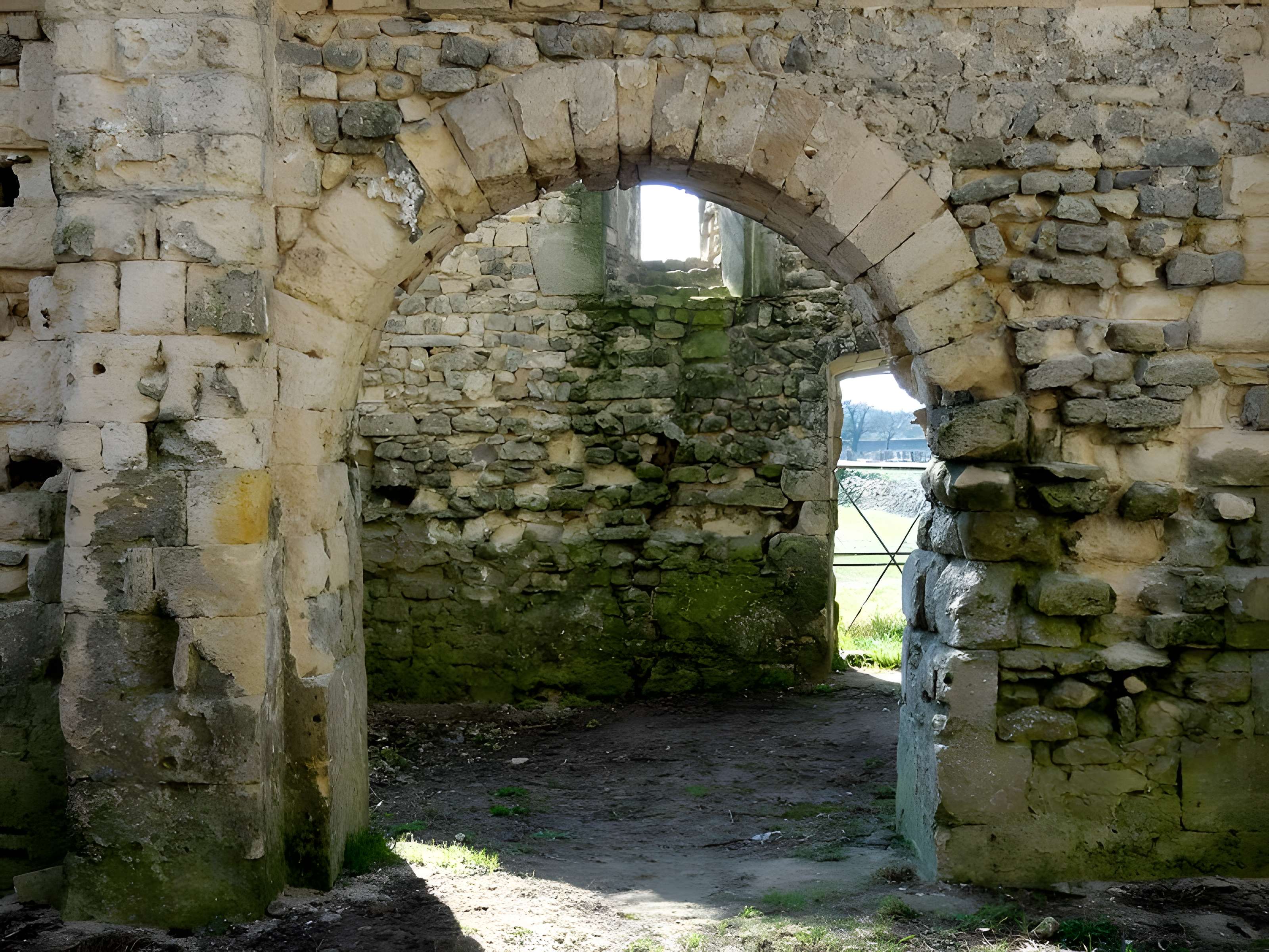 Ruines de la chapelle romane de Champlieu à Orrouy 
