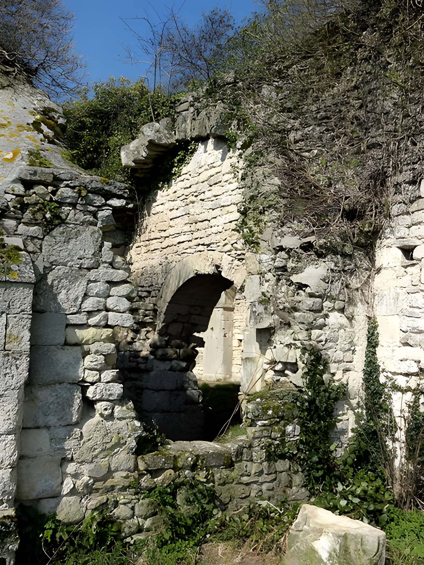 Ruines de la chapelle romane de Champlieu à Orrouy 