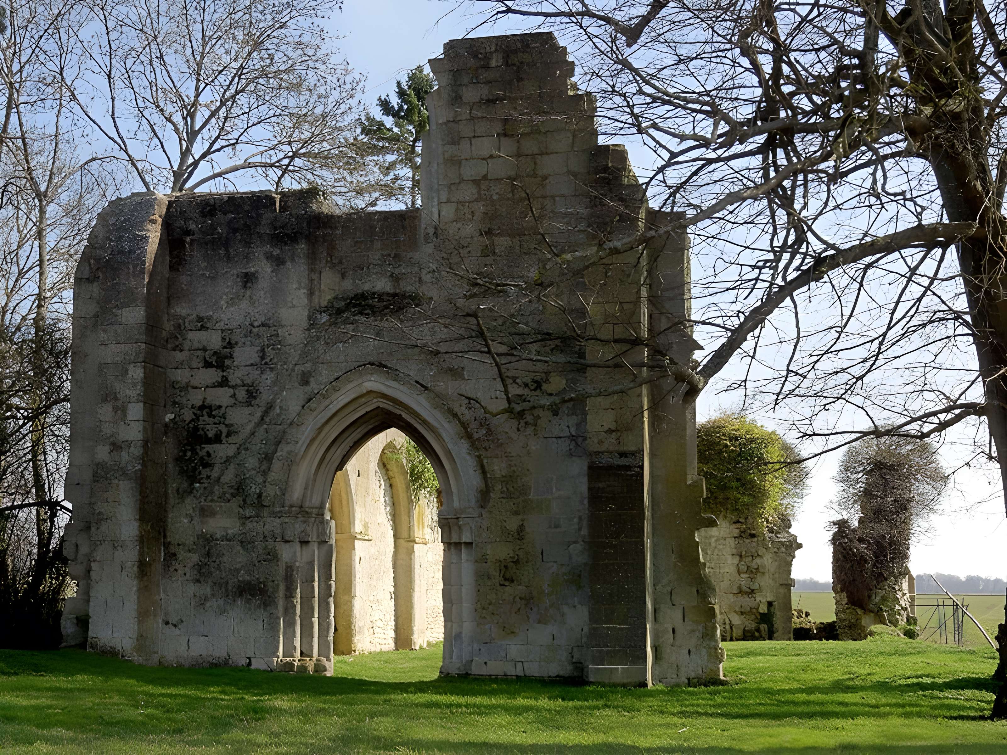 Ruines de la chapelle romane de Champlieu à Orrouy 