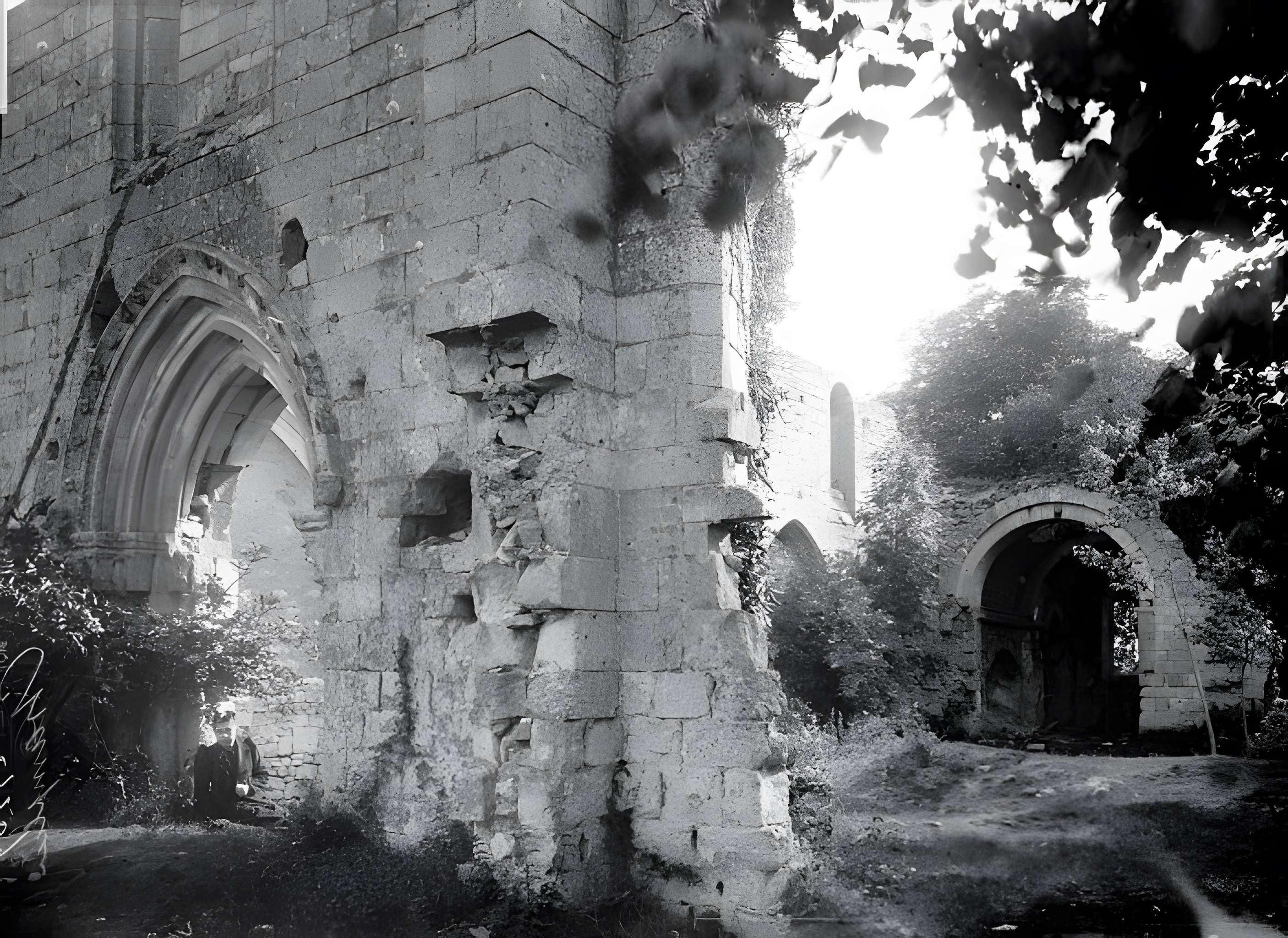 Ruines de la chapelle romane de Champlieu à Orrouy 