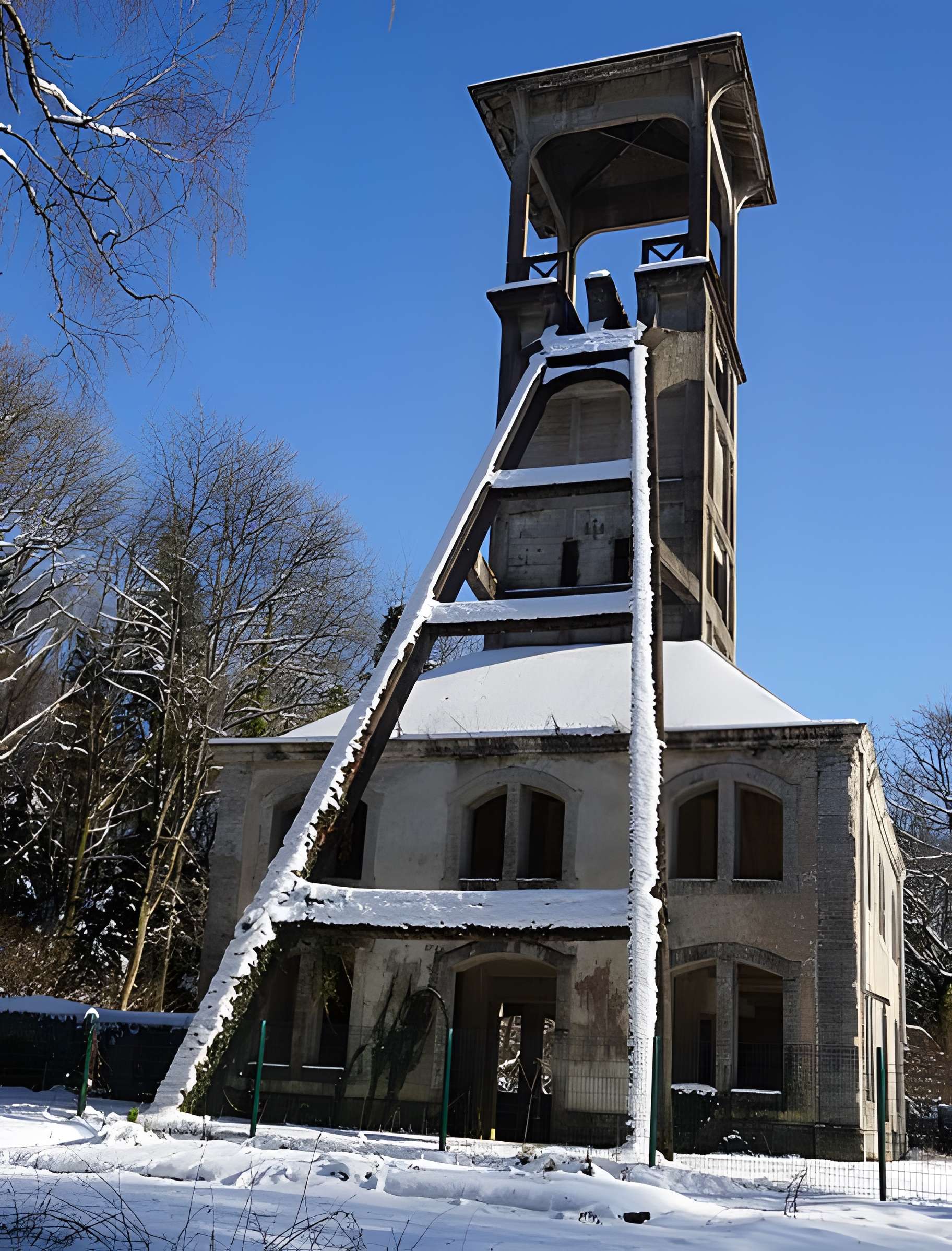Chevalement du puits Sainte-Marie à Ronchamp