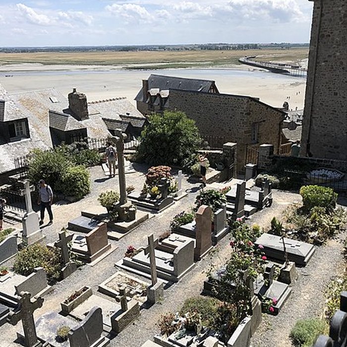Photo de Cimetière communal et son enceinte entourant léglise