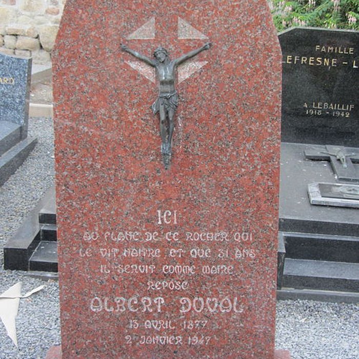 Photo de Cimetière communal et son enceinte entourant léglise