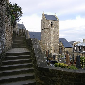 Cimetière communal et son enceinte entourant léglise