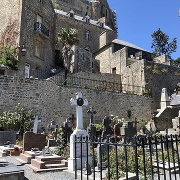 Cimetière communal et son enceinte entourant léglise