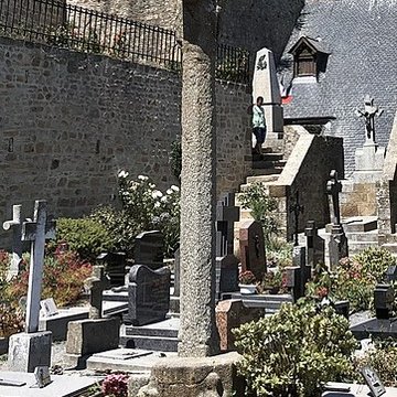 Cimetière communal et son enceinte entourant léglise