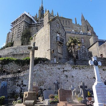 Cimetière communal et son enceinte entourant léglise
