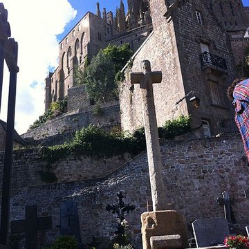 Cimetière communal et son enceinte entourant léglise