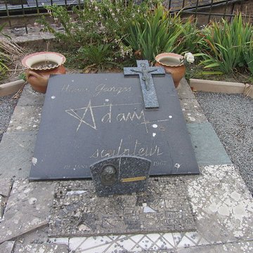 Cimetière communal et son enceinte entourant léglise