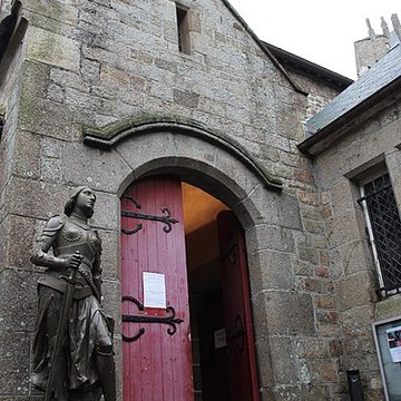 Cimetière communal et son enceinte entourant léglise