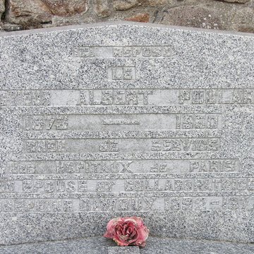 Cimetière communal et son enceinte entourant léglise