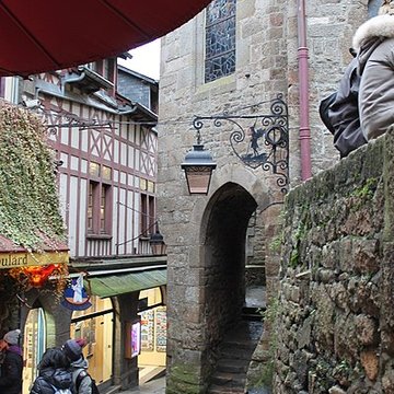 Cimetière communal et son enceinte entourant léglise