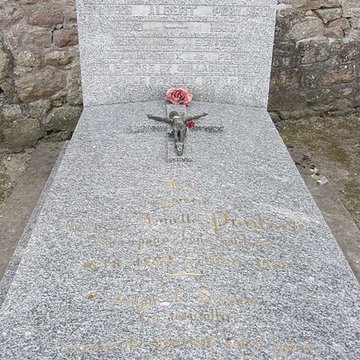 Cimetière communal et son enceinte entourant léglise