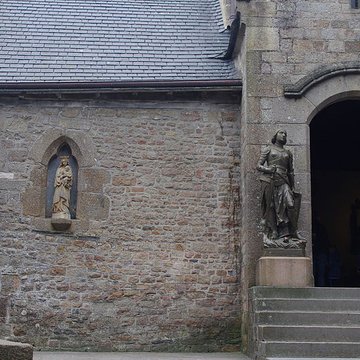 Cimetière communal et son enceinte entourant léglise