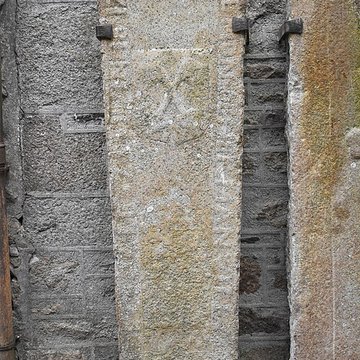 Cimetière communal et son enceinte entourant léglise