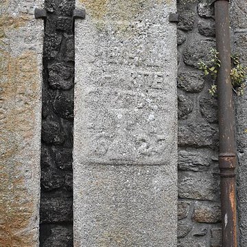 Cimetière communal et son enceinte entourant léglise