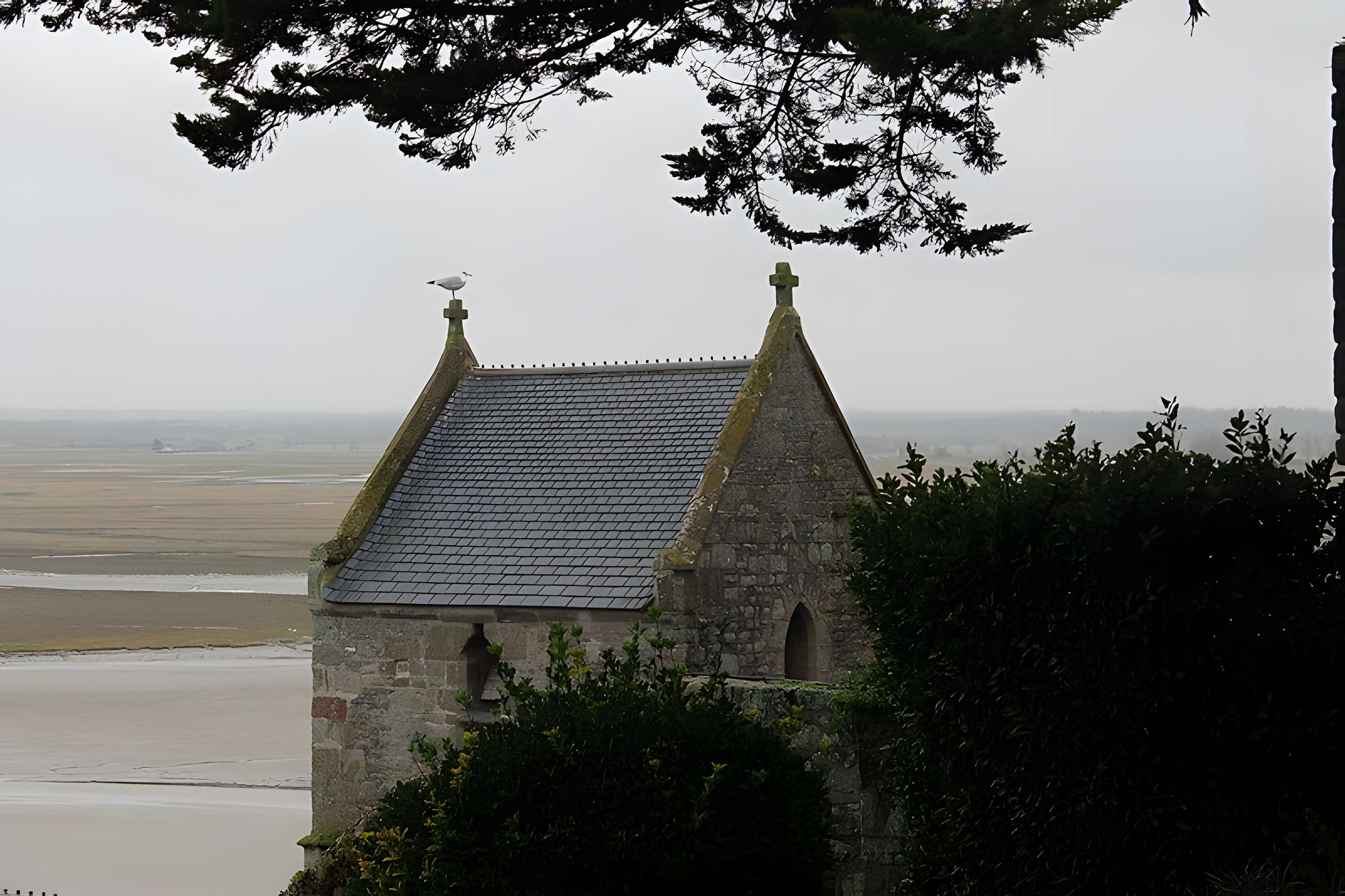 Cimetière communal et son enceinte entourant l'église
