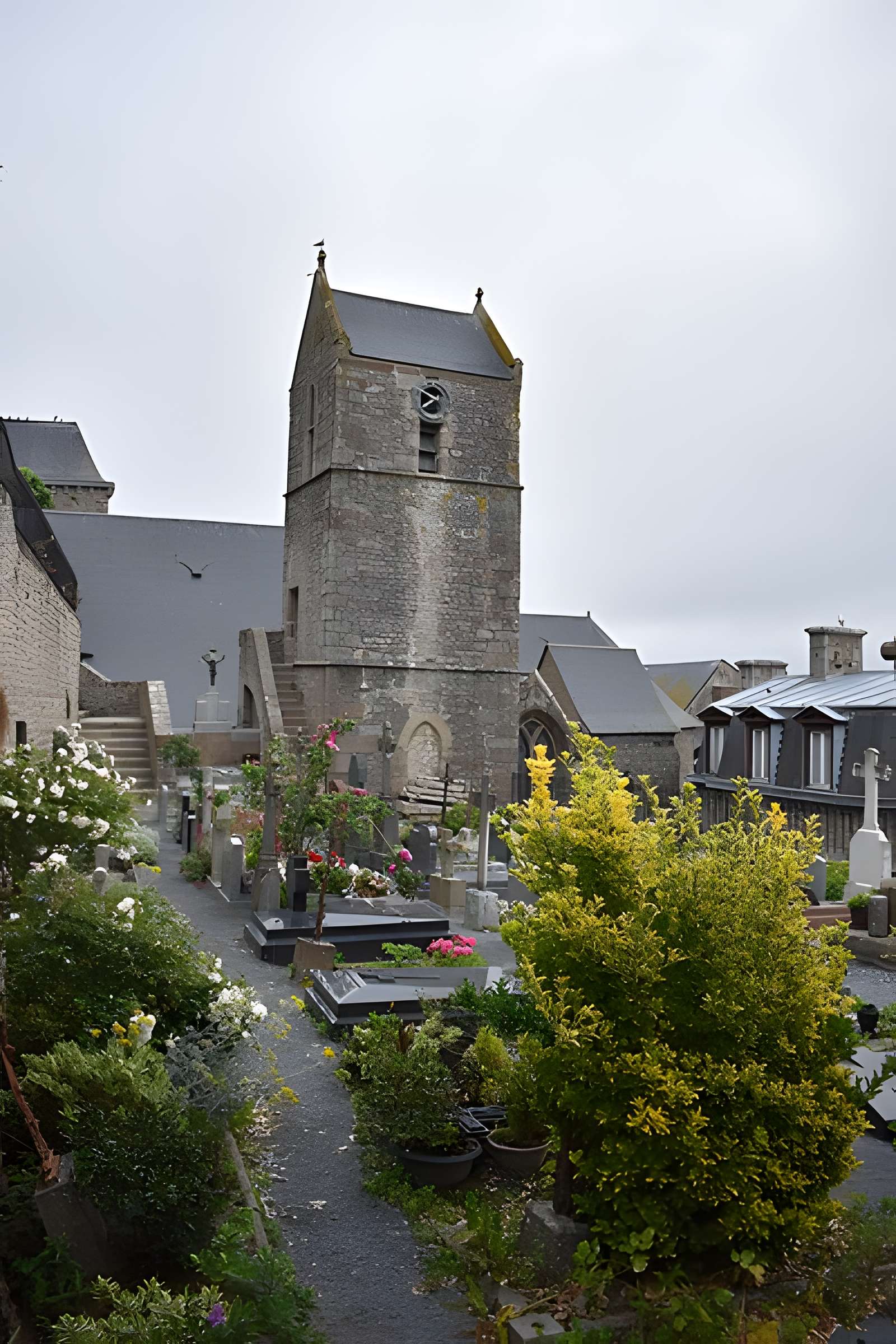 Cimetière communal et son enceinte entourant l'église