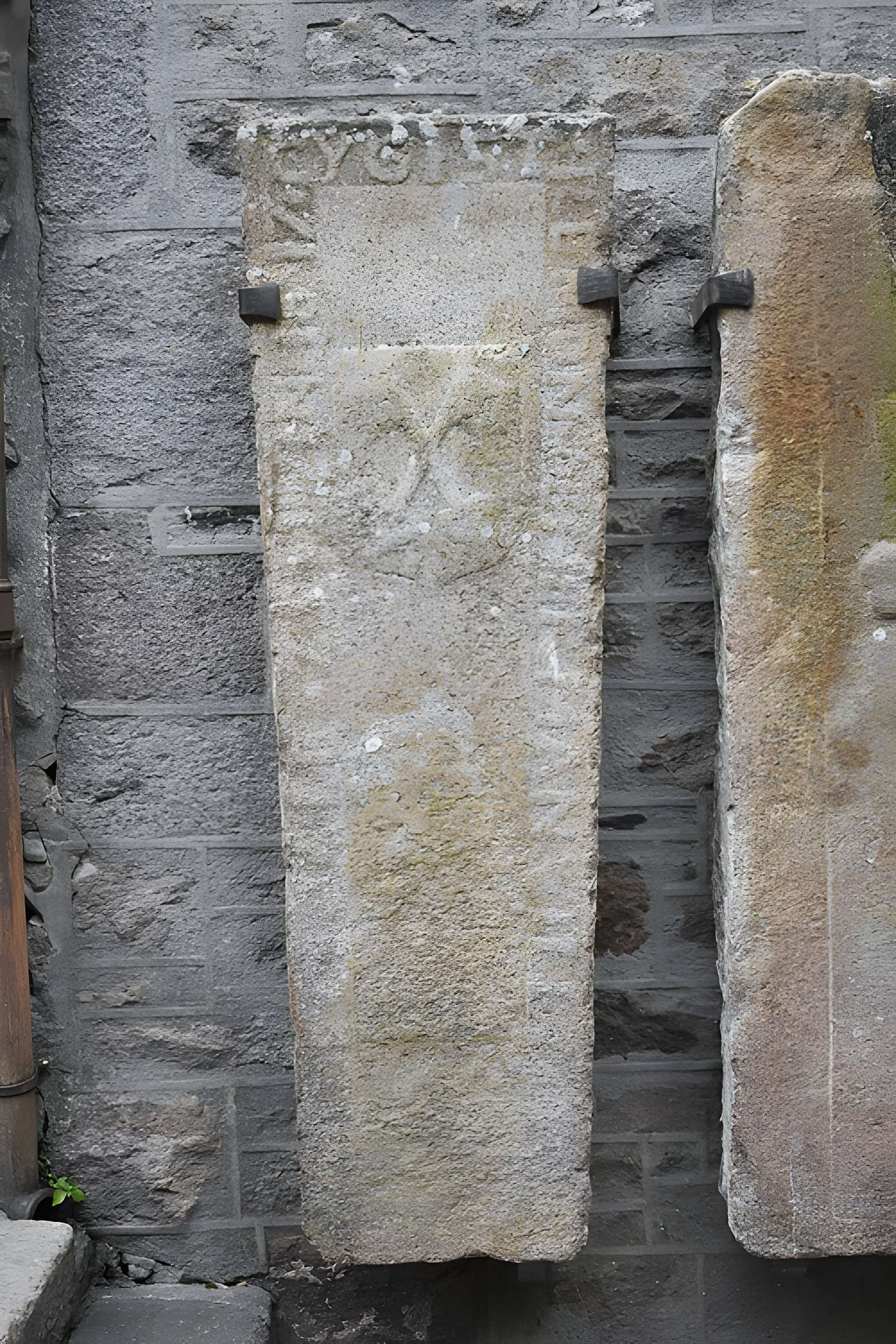 Cimetière communal et son enceinte entourant l'église