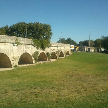 Aqueduc du pont de Crau à Arles